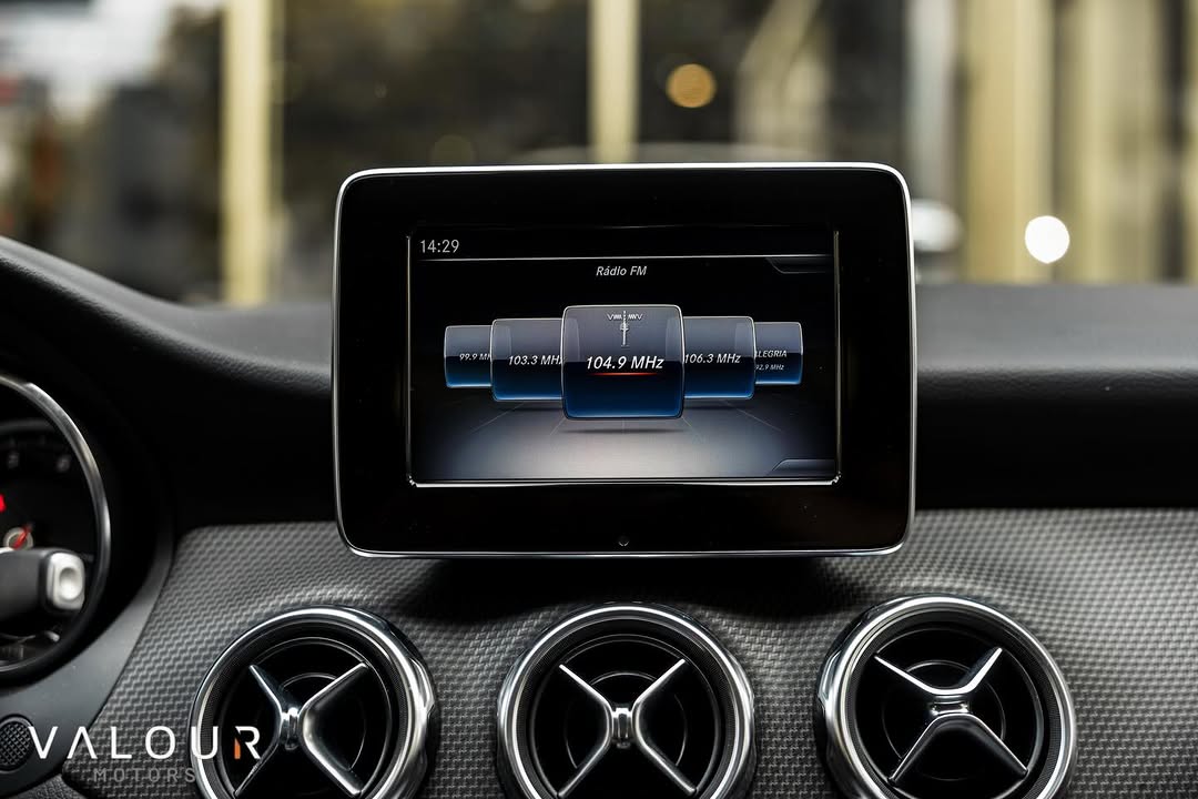 MERCEDES-BENZ GLA200 - Imagem 15
