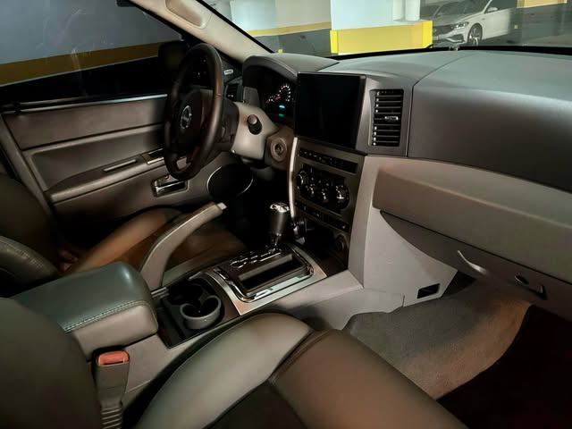 JEEP GRAND CHEROKEE SRT8 - Imagem 8