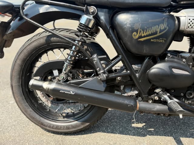 TRIUMPH BONNEVILLE T100 BLACK - Imagem 13