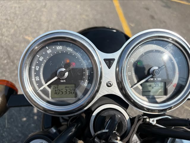 TRIUMPH BONNEVILLE T100 BLACK - Imagem 7