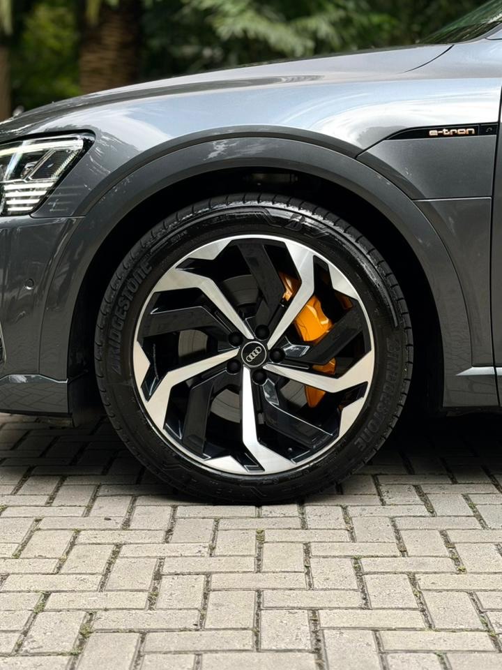 AUDI E-TRON PERFORMANCE BLACK QUATTRO - Imagem 3