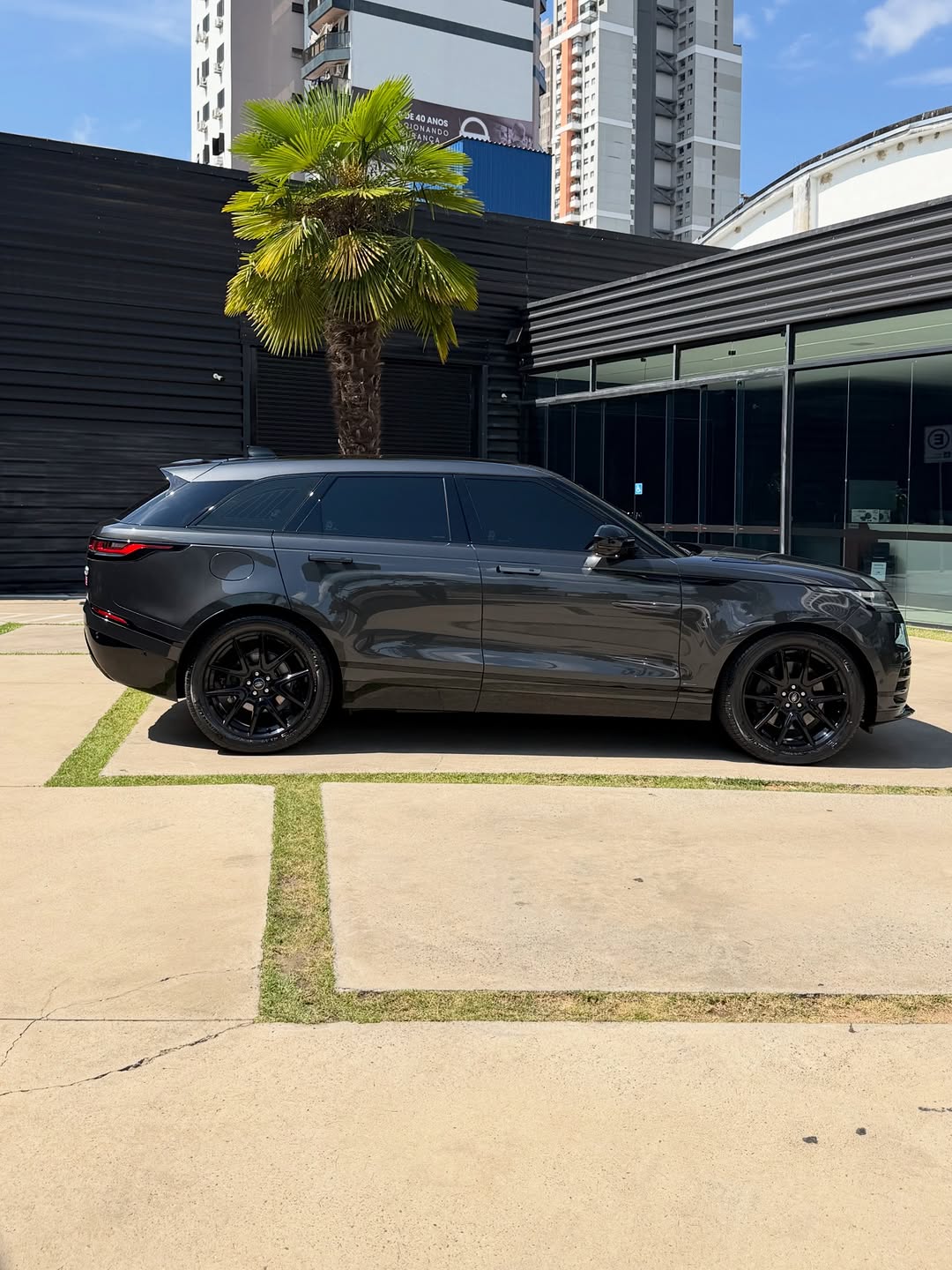 LAND ROVER RANGE ROVER VELAR SE R-DYNAMIC P340 - Imagem 3
