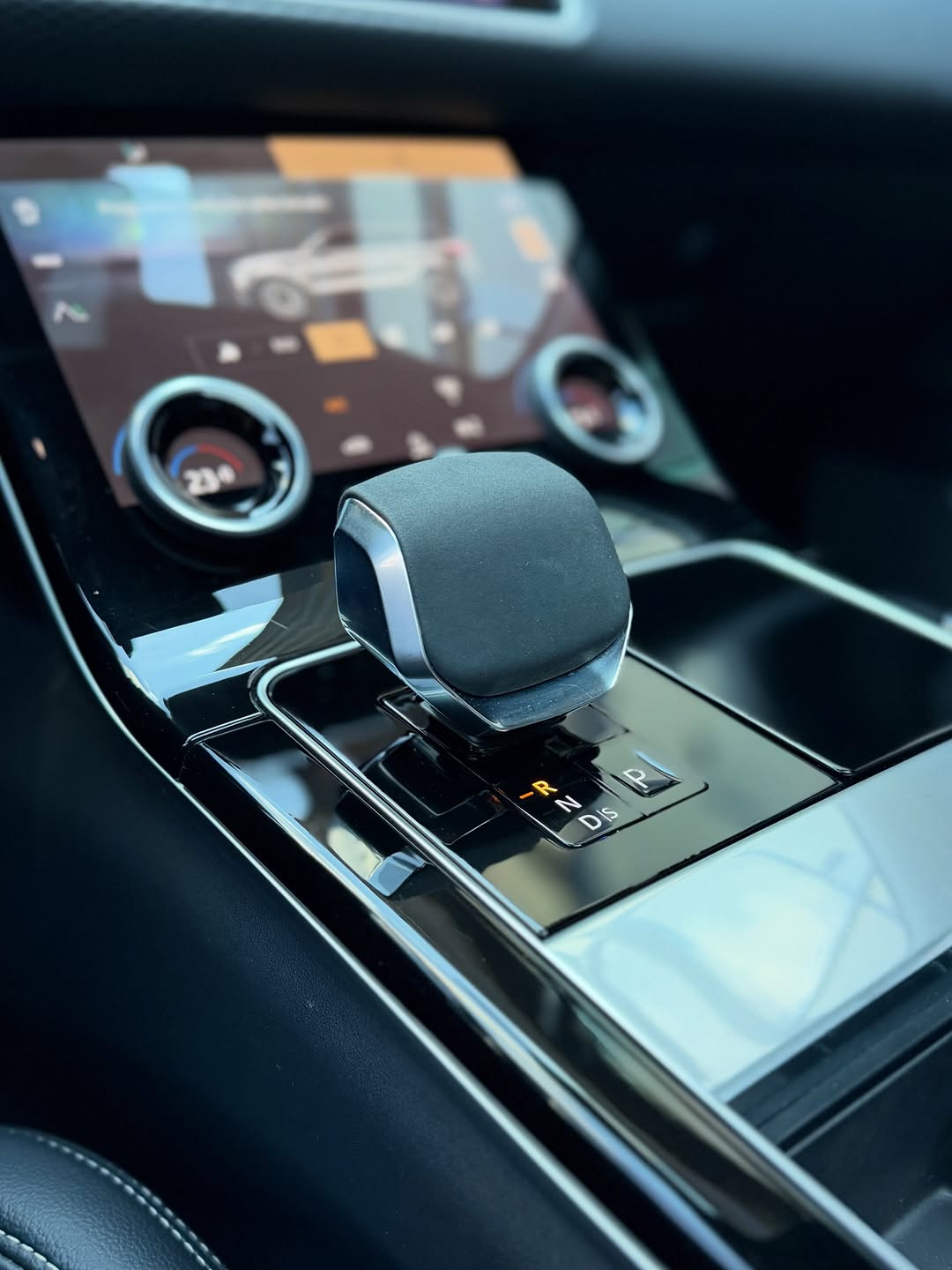 LAND ROVER RANGE ROVER VELAR SE R-DYNAMIC P340 - Imagem 8