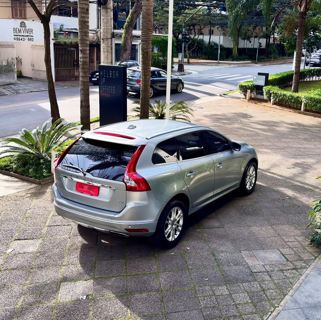 VOLVO XC60 DYNAMIC FWD - Imagem 6