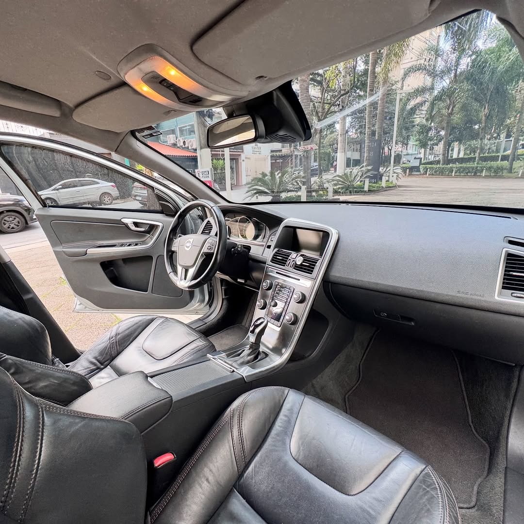 VOLVO XC60 DYNAMIC FWD - Imagem 8