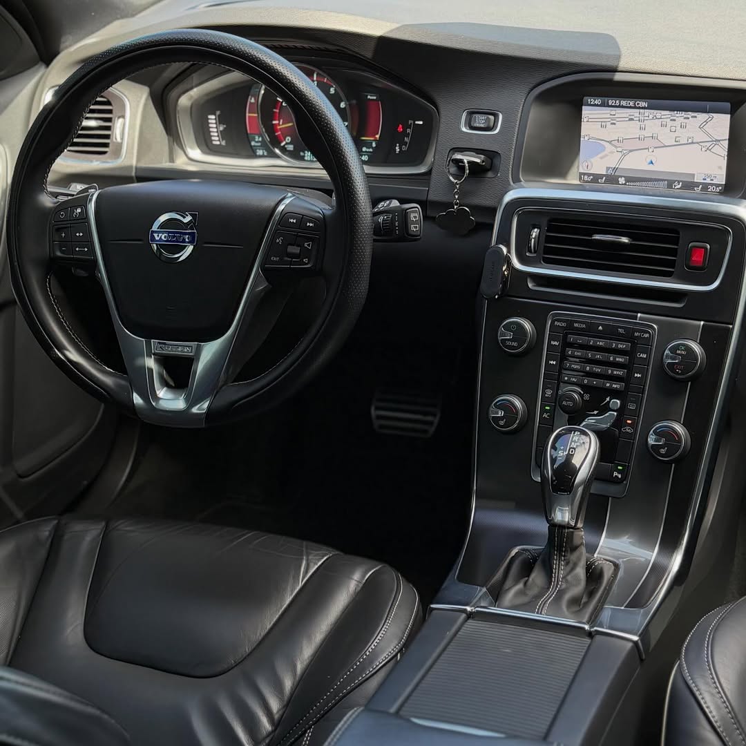 VOLVO V60 R-DESIGN - Imagem 6