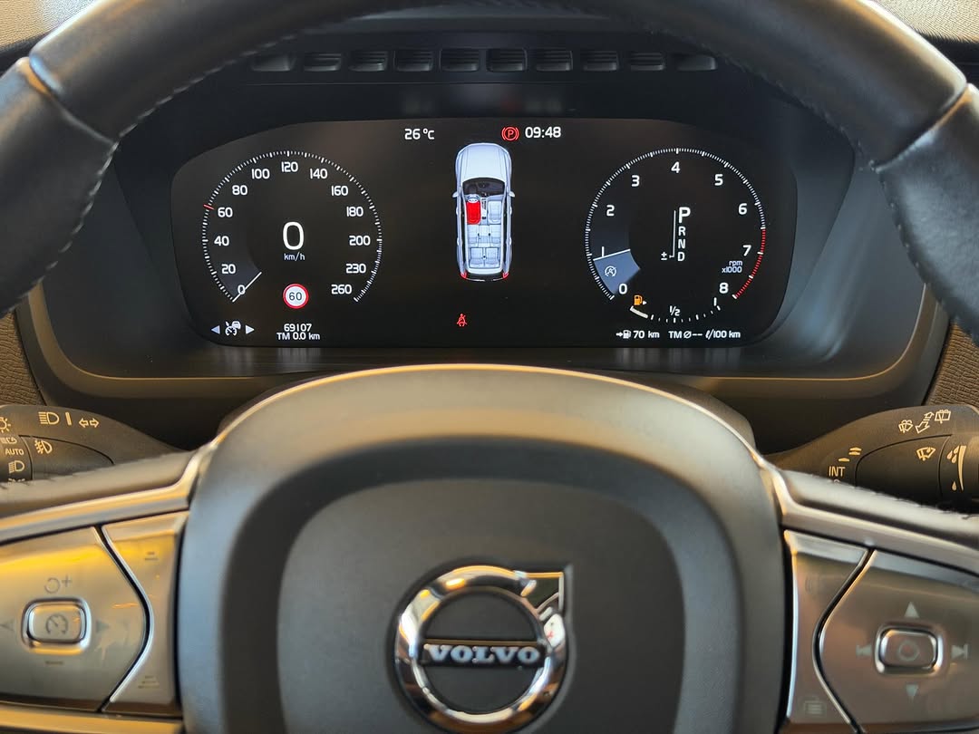 VOLVO XC90 T6 MOMENTUM - Imagem 12
