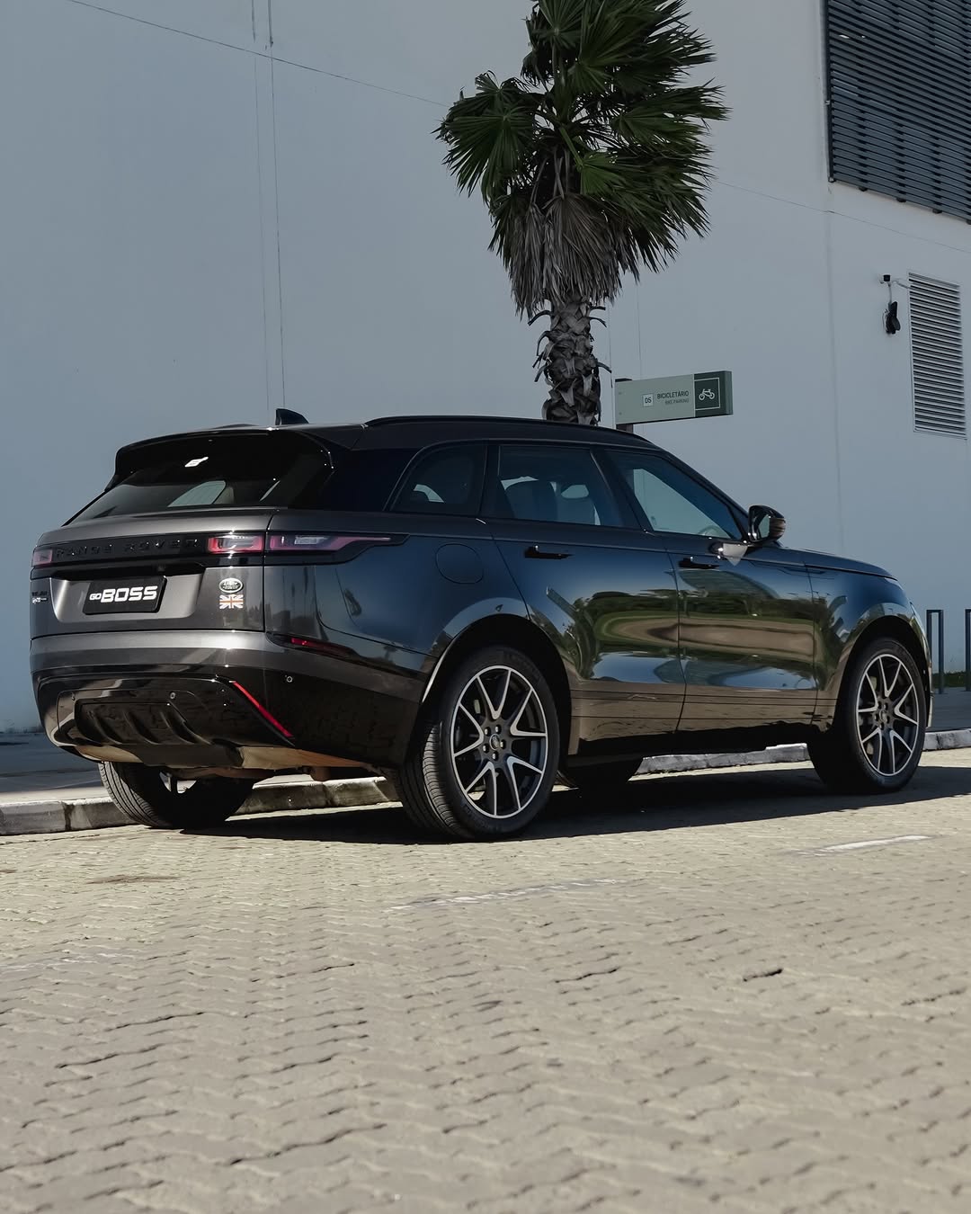 LAND ROVER RANGE ROVER VELAR P400E R-DYNAMIC HSE - Imagem 1