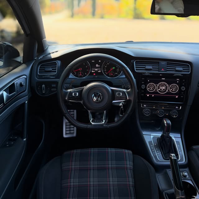 VOLKSWAGEN GOLF GTI - Imagem 11