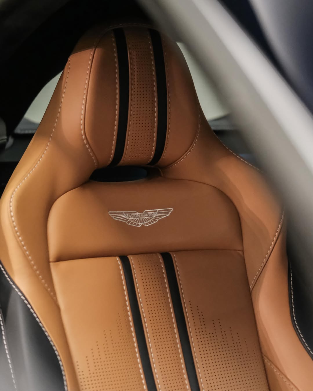 ASTON MARTIN VANTAGE V8 - Imagem 7