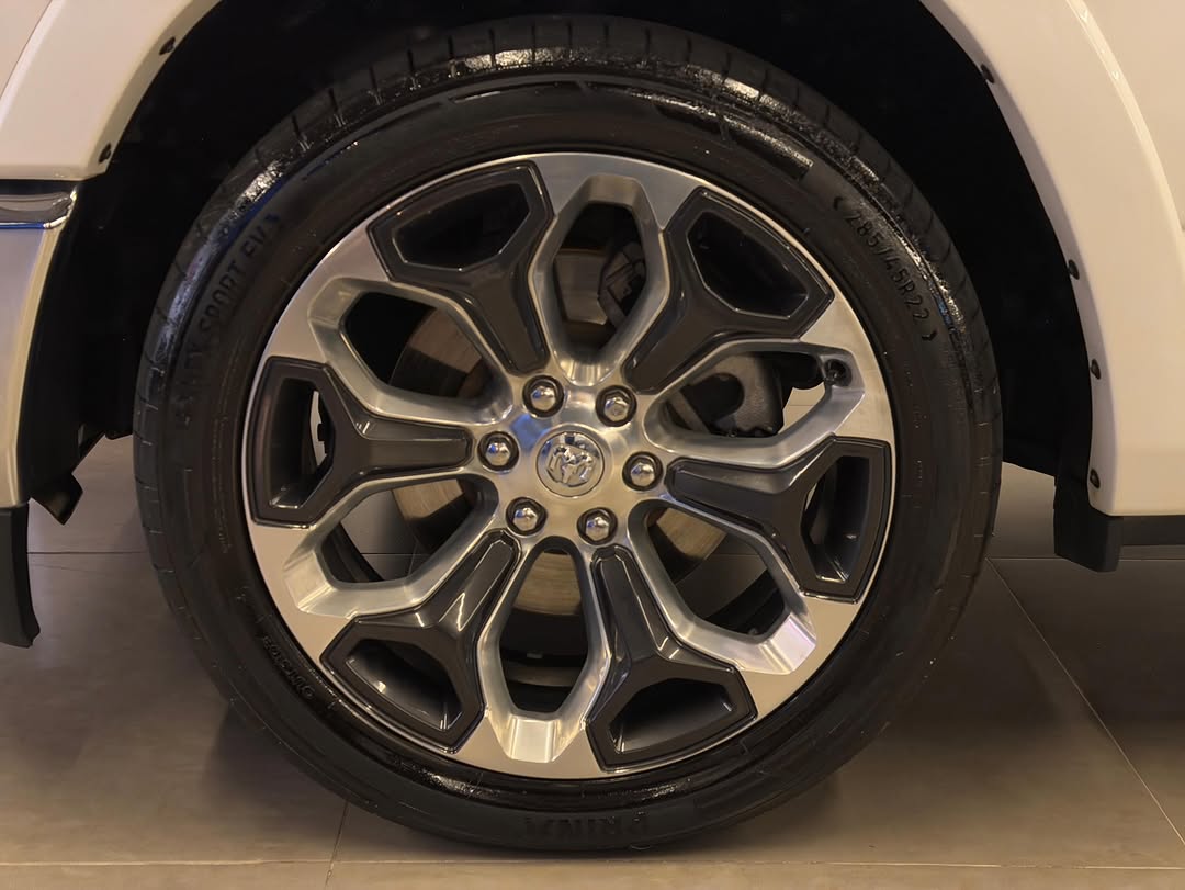 RAM 1500 LIMITED 5.7 HEMI - Imagem 13