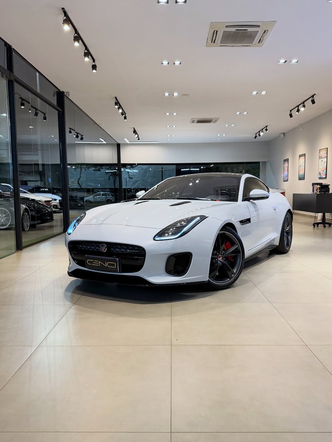 JAGUAR F-TYPE R-DYNAMIC P300 - Imagem 1