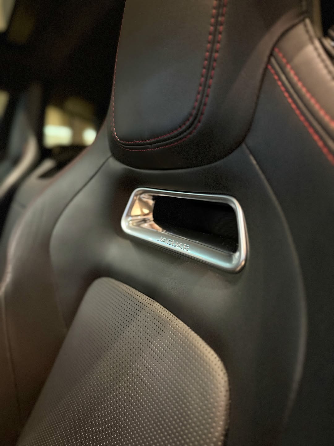 JAGUAR F-TYPE R-DYNAMIC P300 - Imagem 17