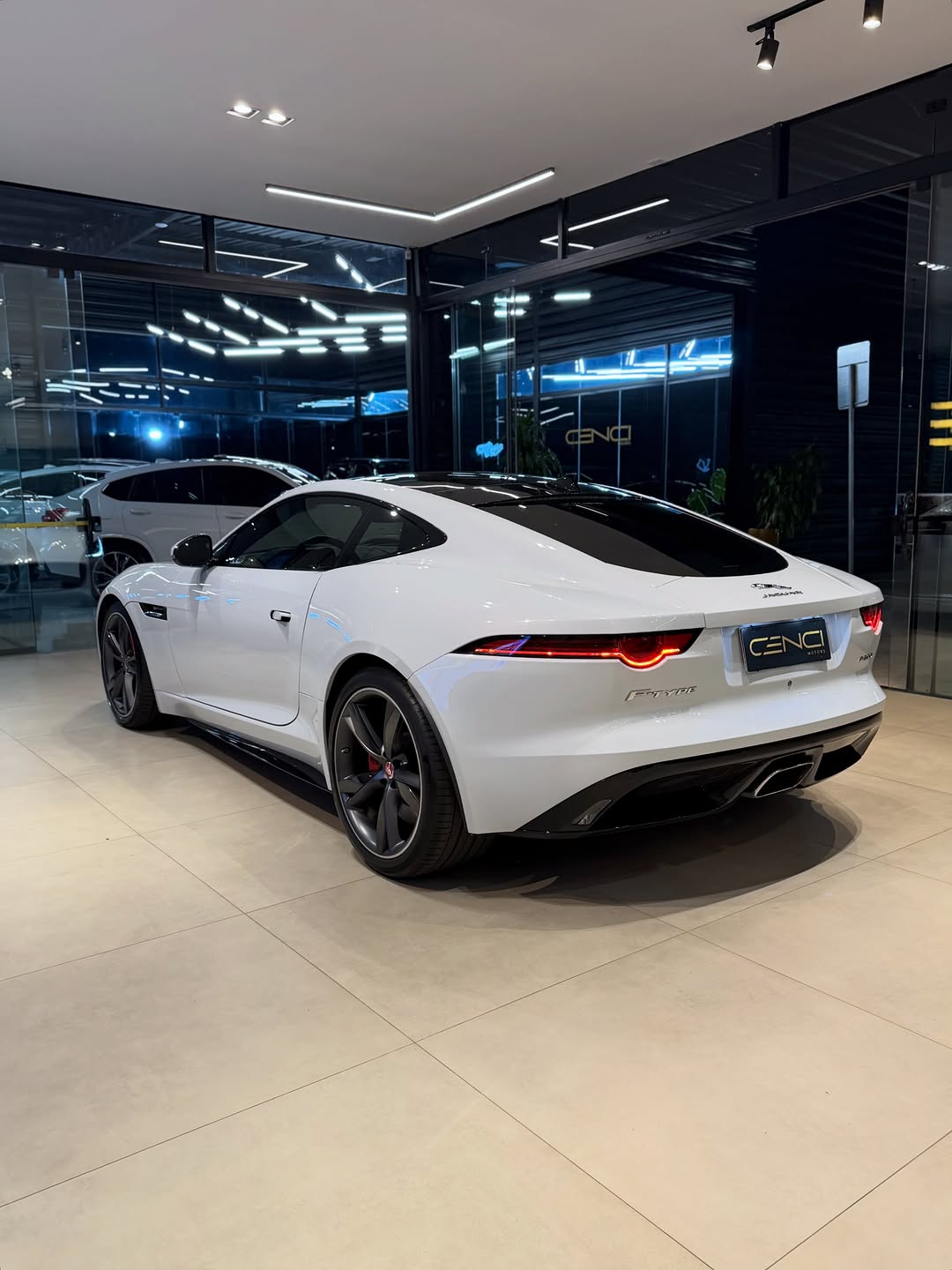 JAGUAR F-TYPE R-DYNAMIC P300 - Imagem 3