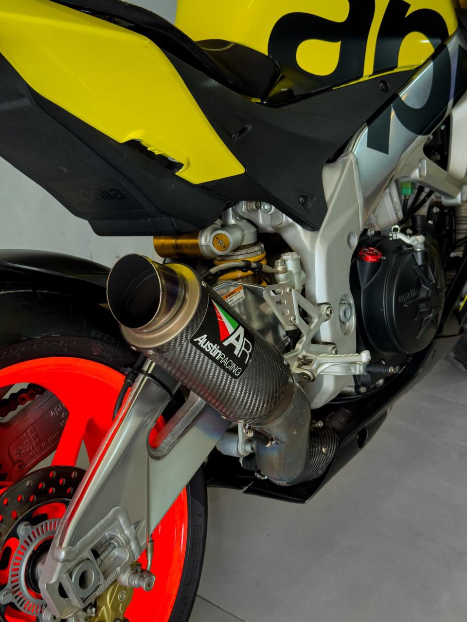 APRILIA RSV4 R - Imagem 11