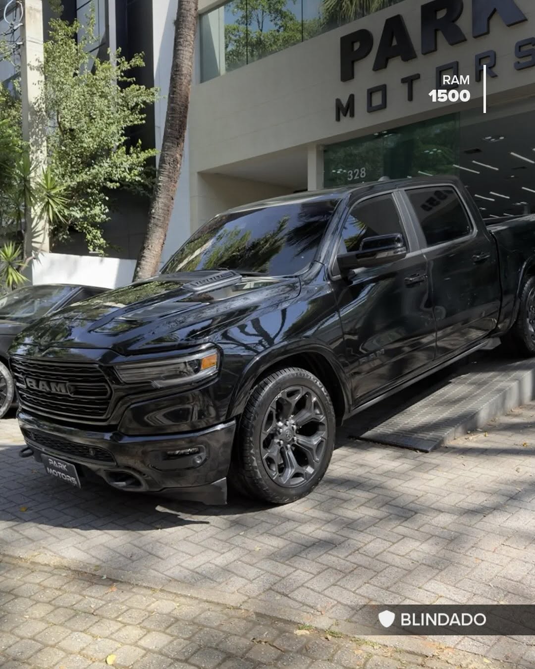 RAM 1500 LIMITED NIGHT EDITION - Imagem 1