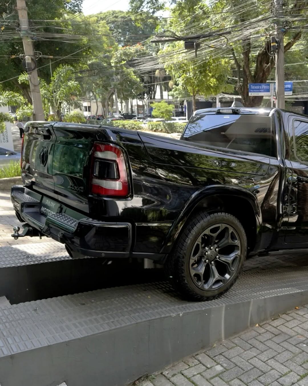 RAM 1500 LIMITED NIGHT EDITION - Imagem 5