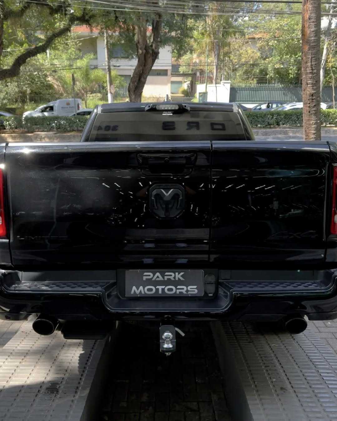 RAM 1500 LIMITED NIGHT EDITION - Imagem 6