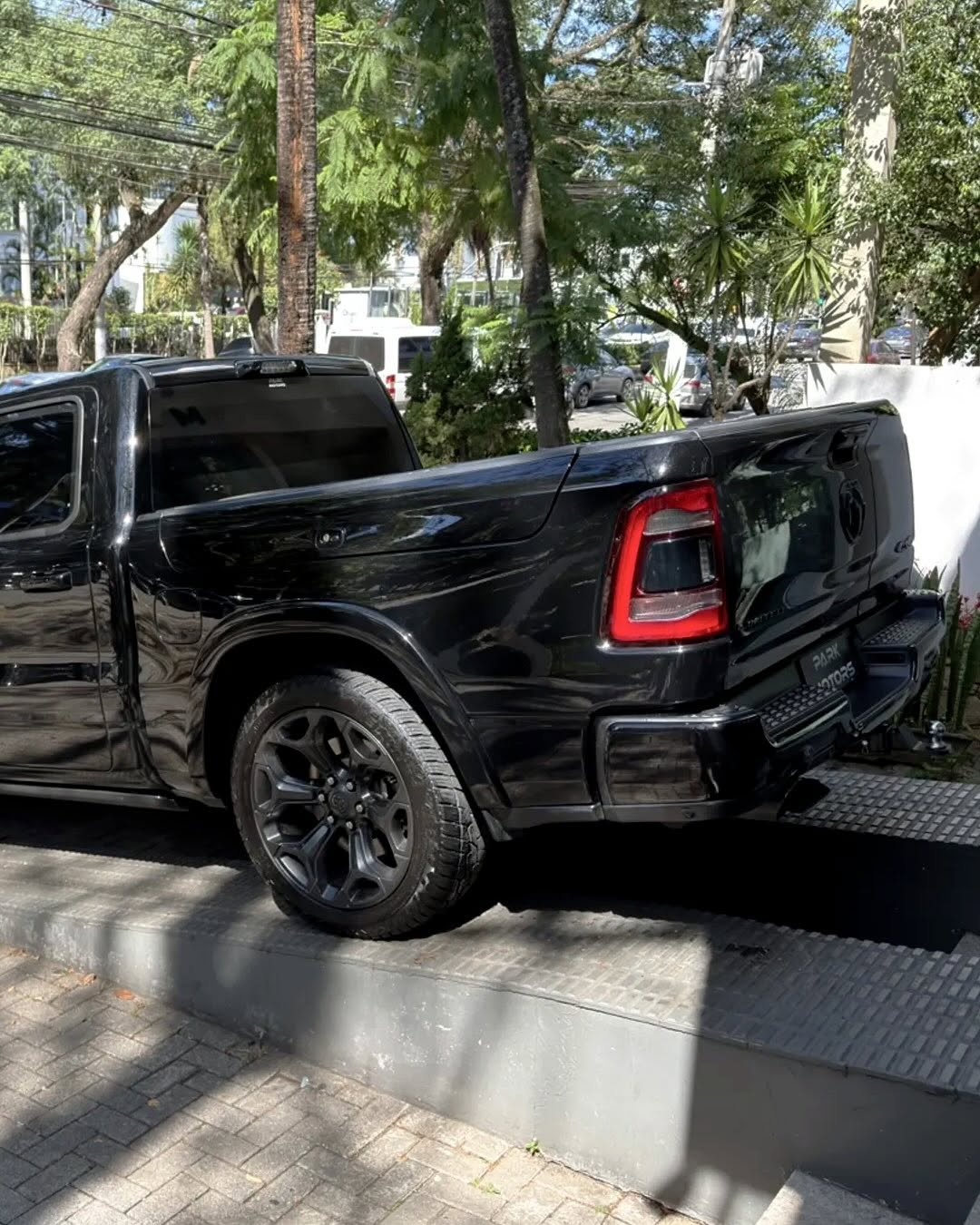 RAM 1500 LIMITED NIGHT EDITION - Imagem 7