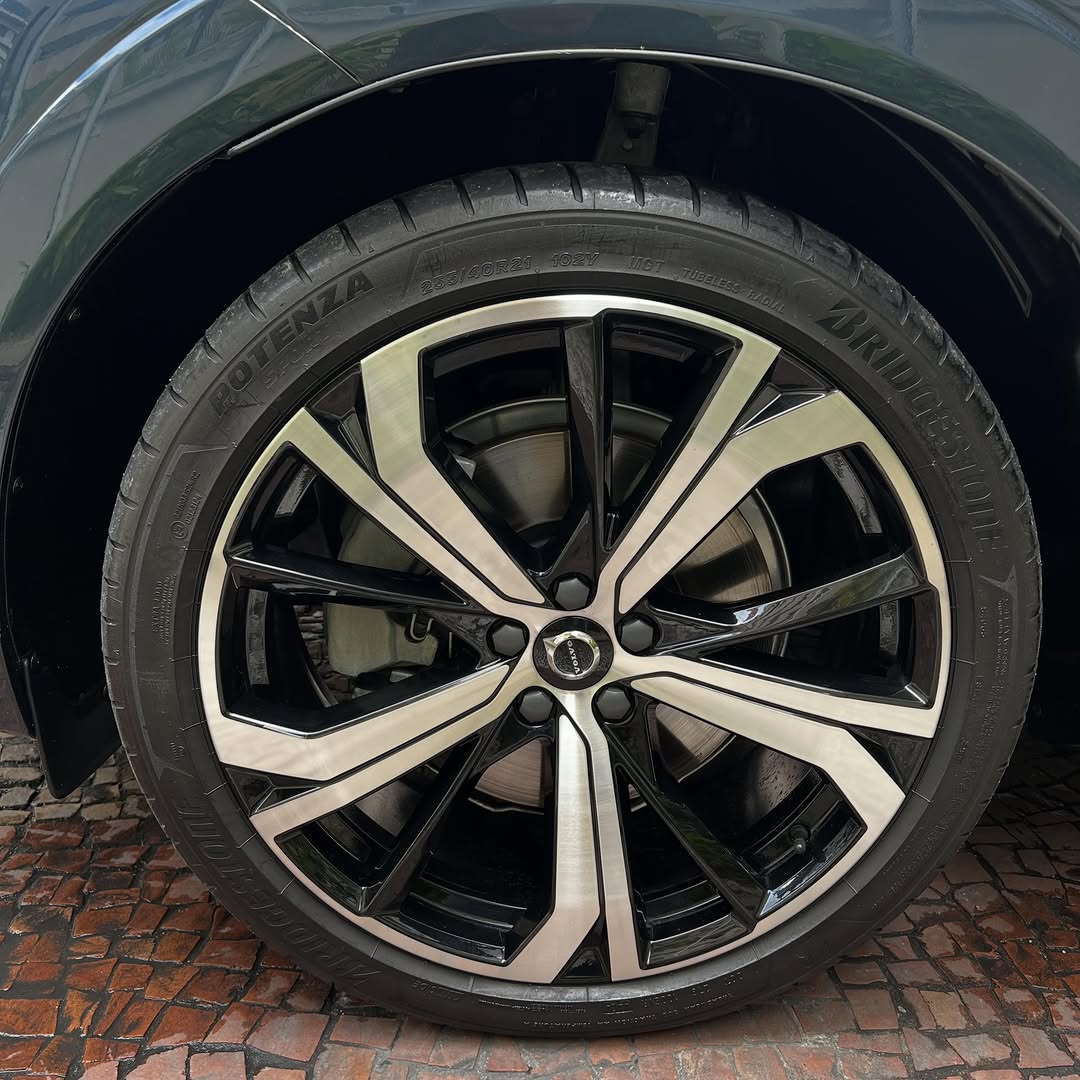 VOLVO XC60 ULTIMATE DARK PHEV AWD - Imagem 10