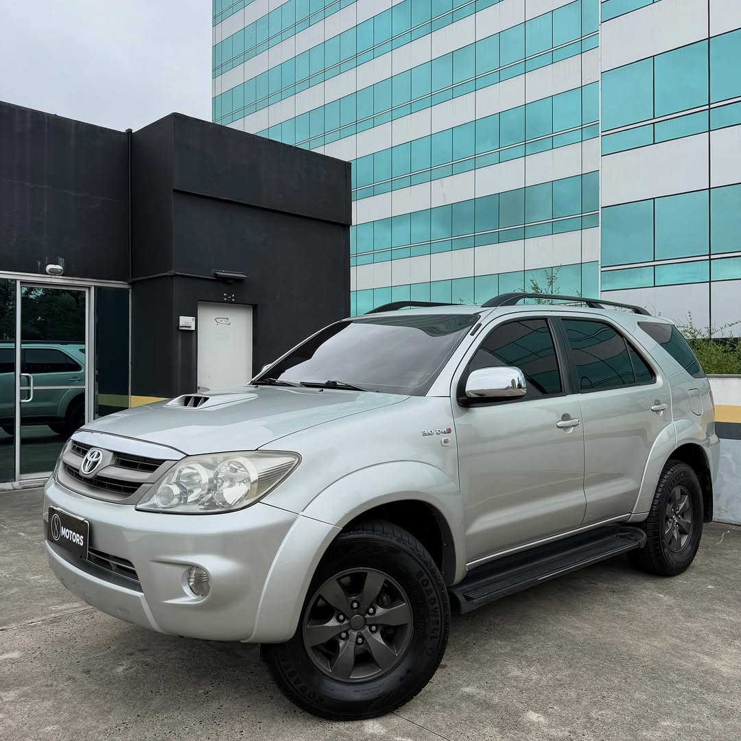 TOYOTA HILUX SW4 SRV D4-D 3.0 4X4 - Imagem 3
