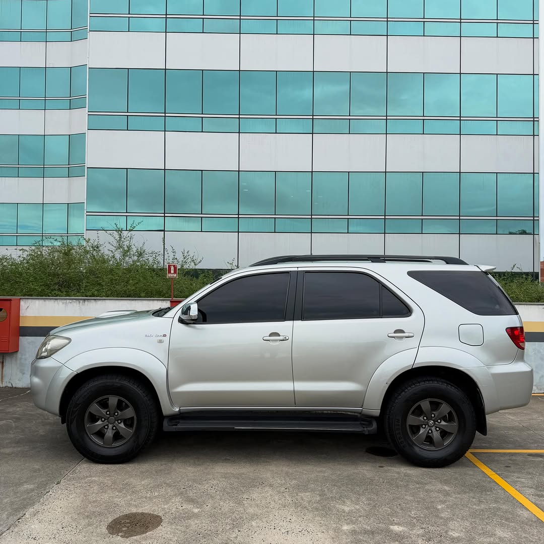 TOYOTA HILUX SW4 SRV D4-D 3.0 4X4 - Imagem 5