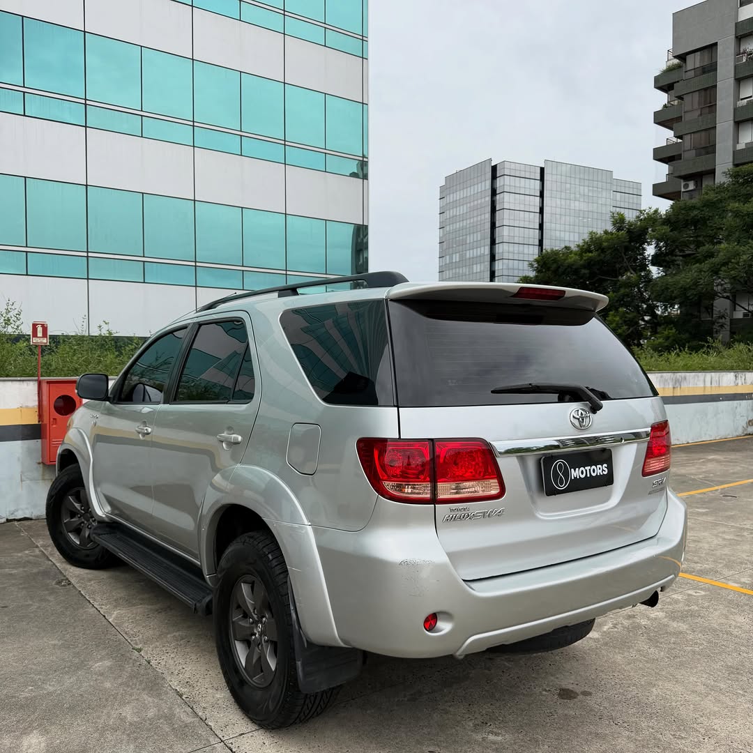 TOYOTA HILUX SW4 SRV D4-D 3.0 4X4 - Imagem 6