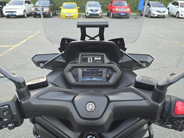 YAMAHA XMAX 250 CONNECTED - Imagem 8
