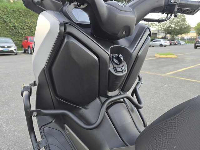 YAMAHA XMAX 250 CONNECTED - Imagem 10