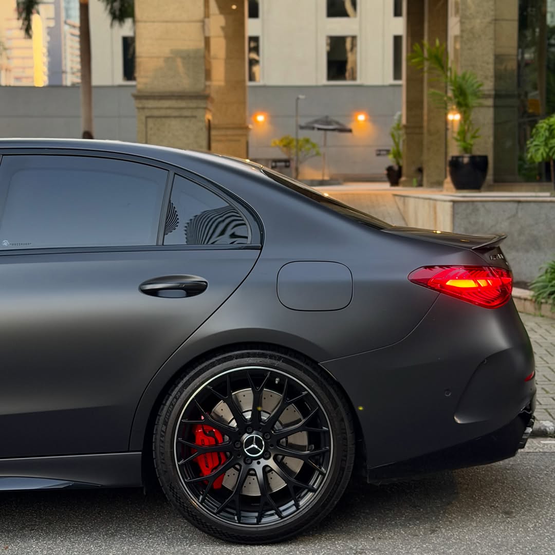 MERCEDES-BENZ C63 AMG 2.0 PHEV S PERFORMANCE - Imagem 18