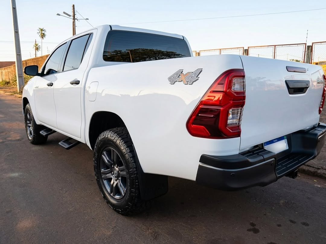 TOYOTA HILUX SR 2.8 TURBO DIESEL 4X4 AUTOMÁTICO - Imagem 3