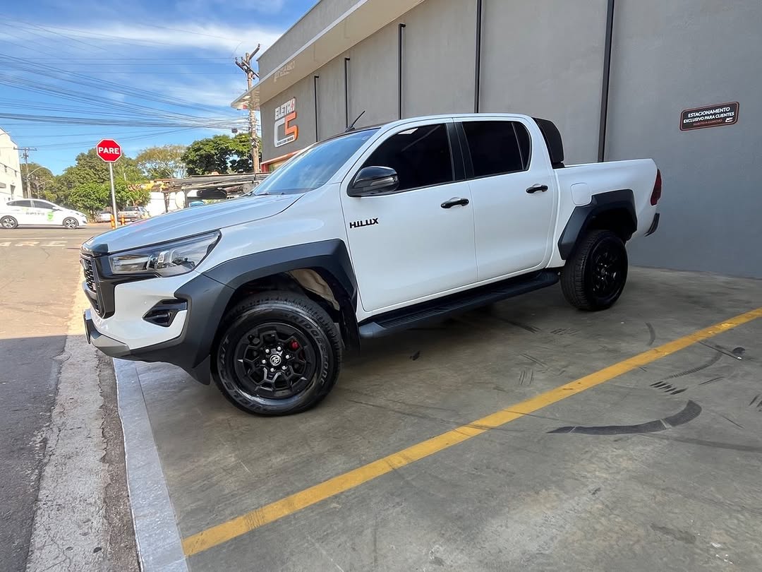 TOYOTA HILUX GR SPORT - Imagem 1
