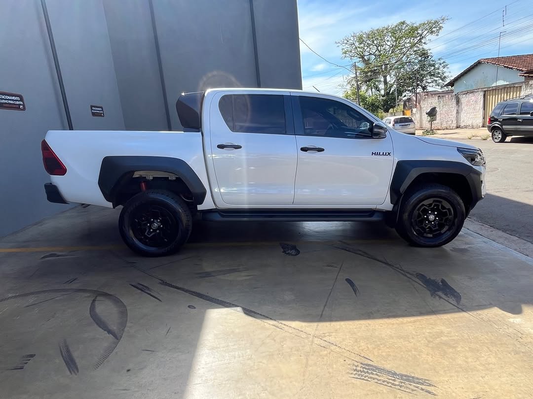 TOYOTA HILUX GR SPORT - Imagem 3