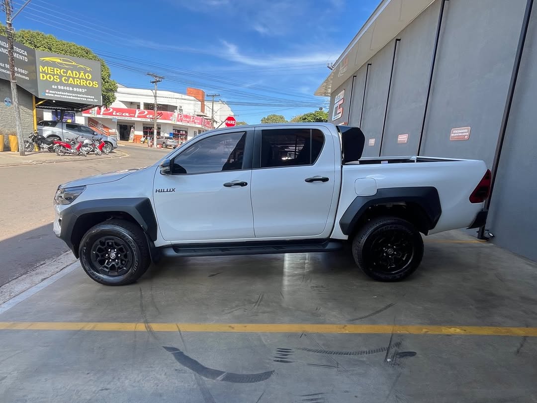 TOYOTA HILUX GR SPORT - Imagem 4