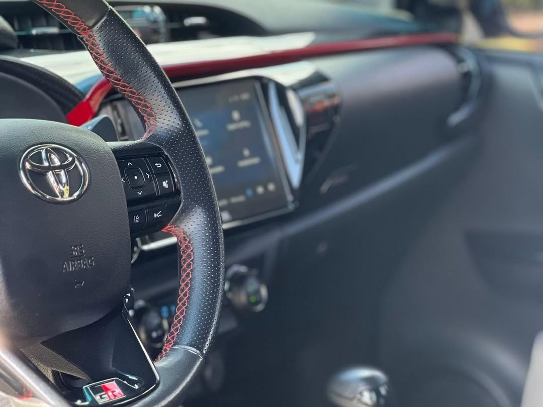TOYOTA HILUX GR SPORT - Imagem 8