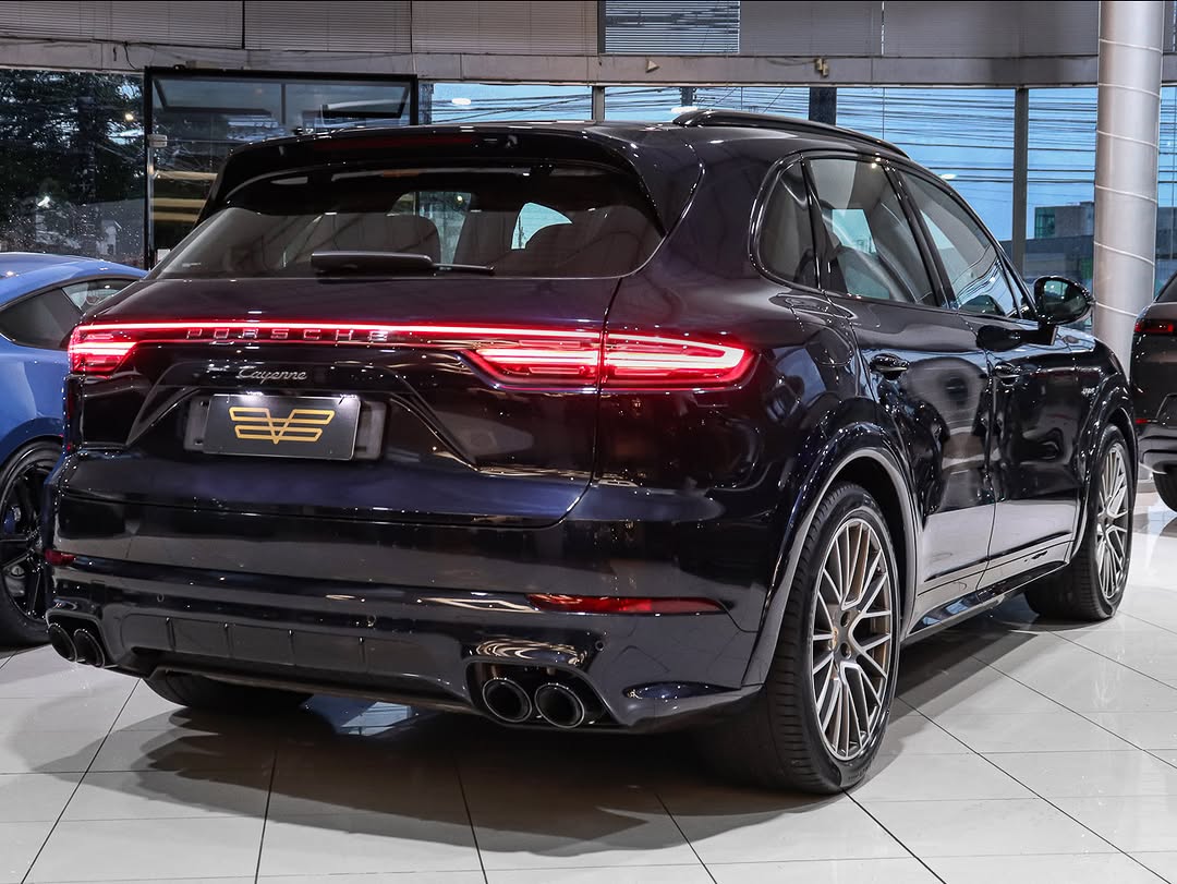 PORSCHE CAYENNE E-HYBRID PLATINUM EDITION - Imagem 3