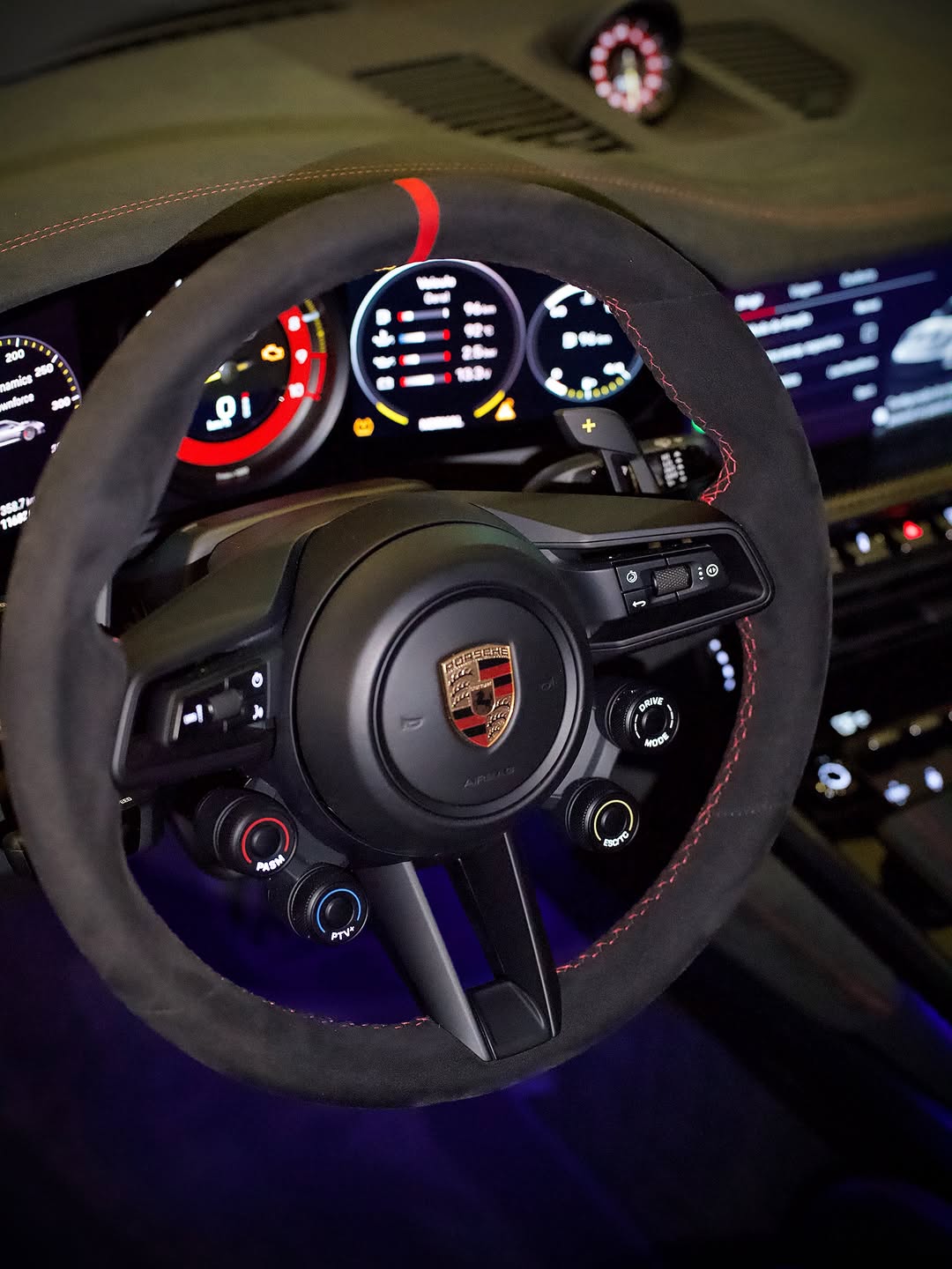PORSCHE 911 GT3 RS - Imagem 12