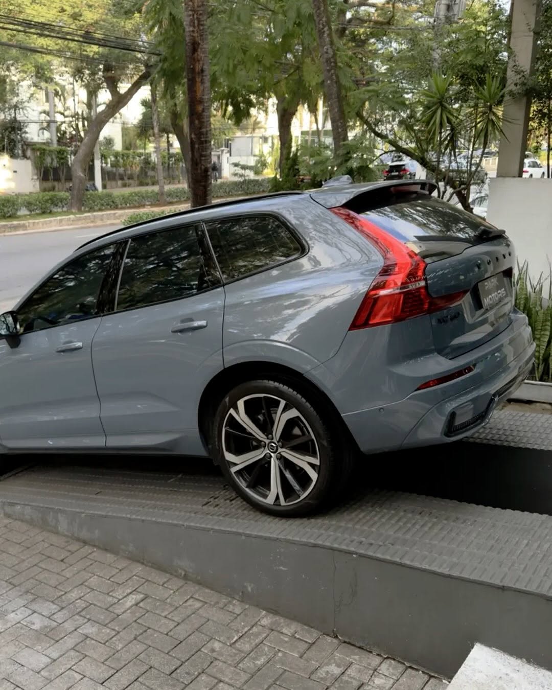 VOLVO XC60 R-DESIGN AWD - Imagem 7