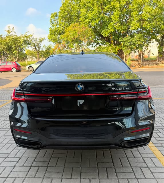 BMW 745LE M SPORT - Imagem 12