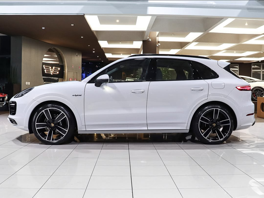 PORSCHE CAYENNE E-HYBRID PLATINUM EDITION - Imagem 2