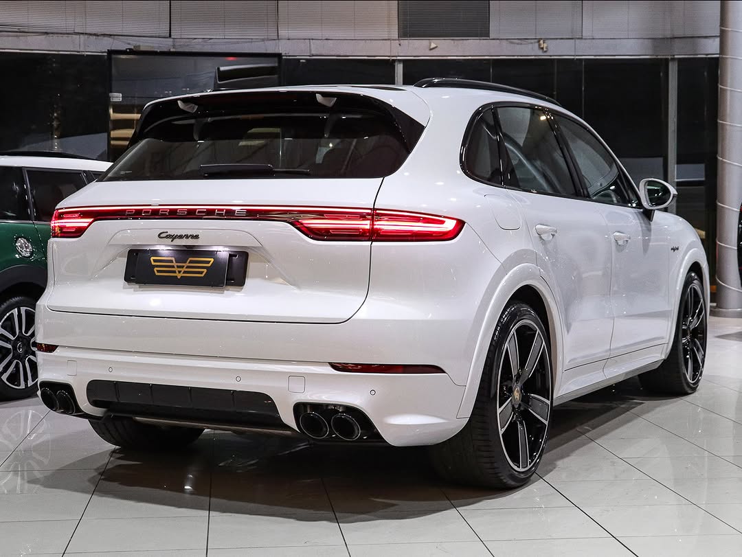 PORSCHE CAYENNE E-HYBRID PLATINUM EDITION - Imagem 3