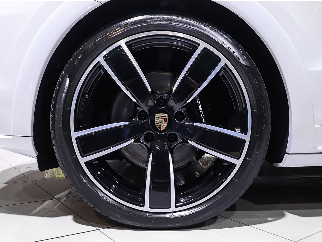 PORSCHE CAYENNE E-HYBRID PLATINUM EDITION - Imagem 5