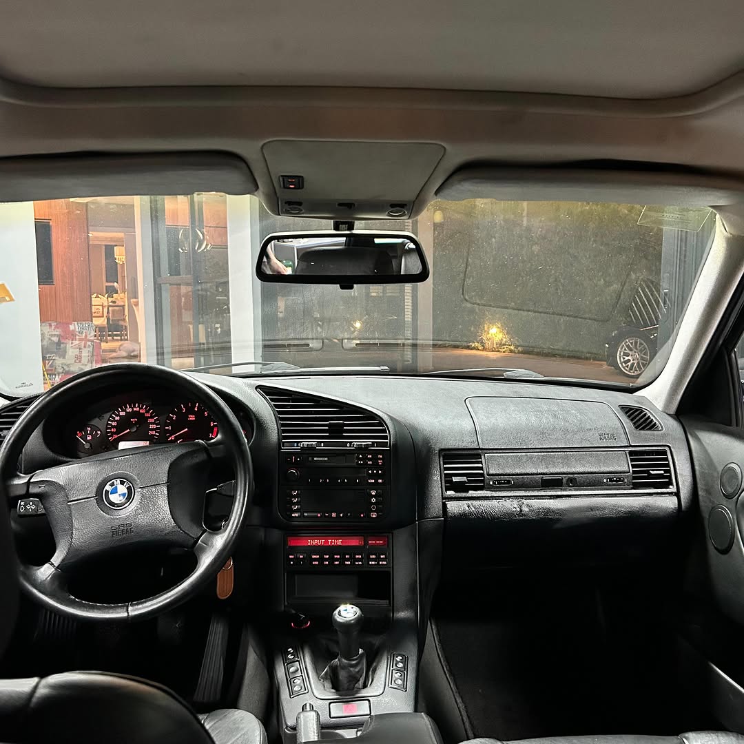 BMW 323I - Imagem 9