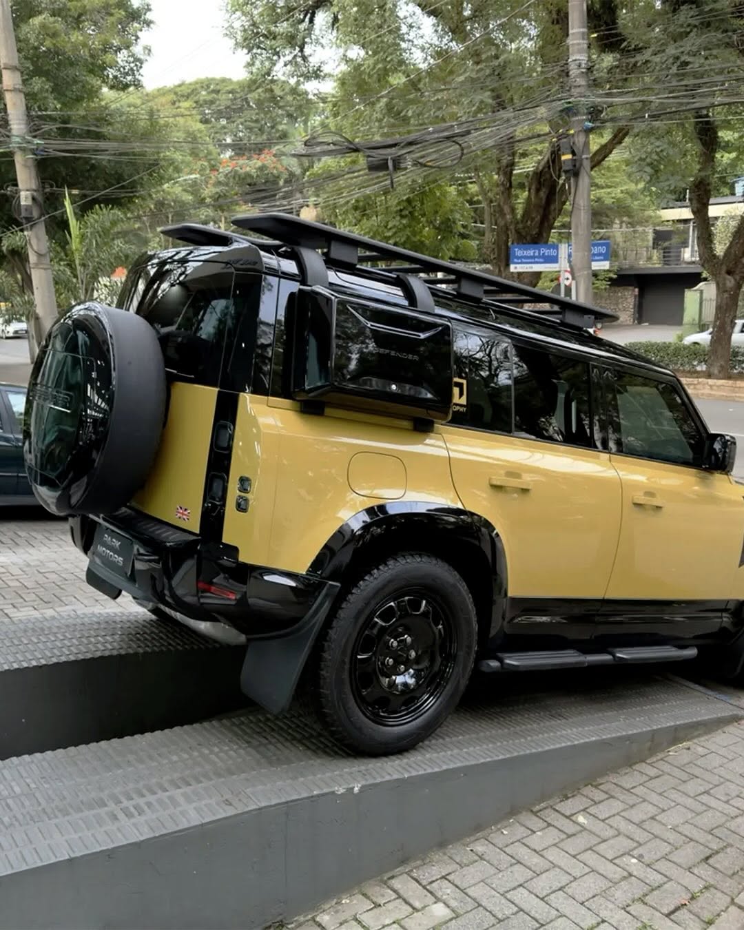 LAND ROVER DEFENDER TROPHY EDITION - Imagem 5