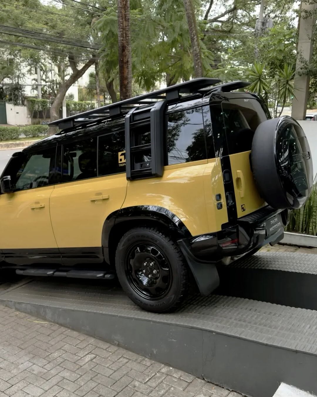 LAND ROVER DEFENDER TROPHY EDITION - Imagem 7