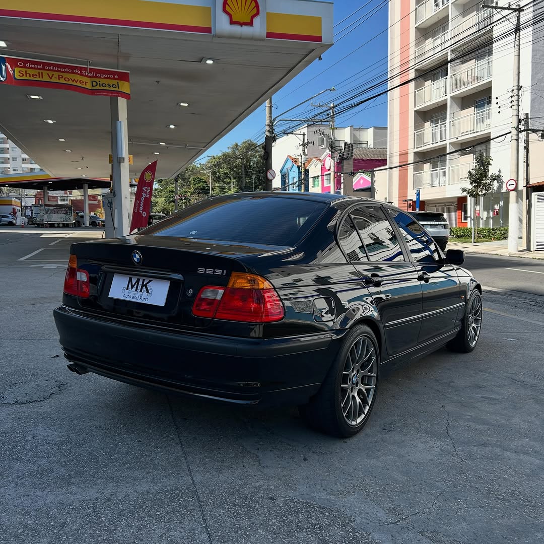 BMW 323I - Imagem 4