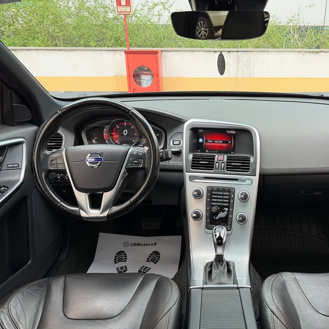 VOLVO XC60 MOMENTUM - Imagem 9