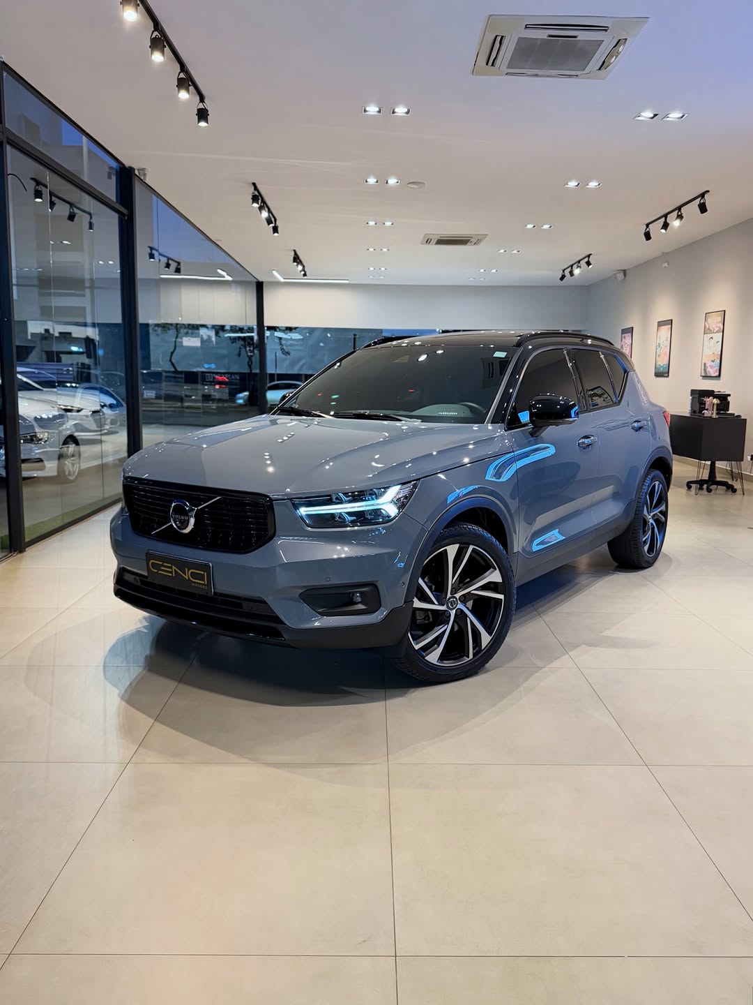 VOLVO XC-40 R-DESIGN - Imagem 1