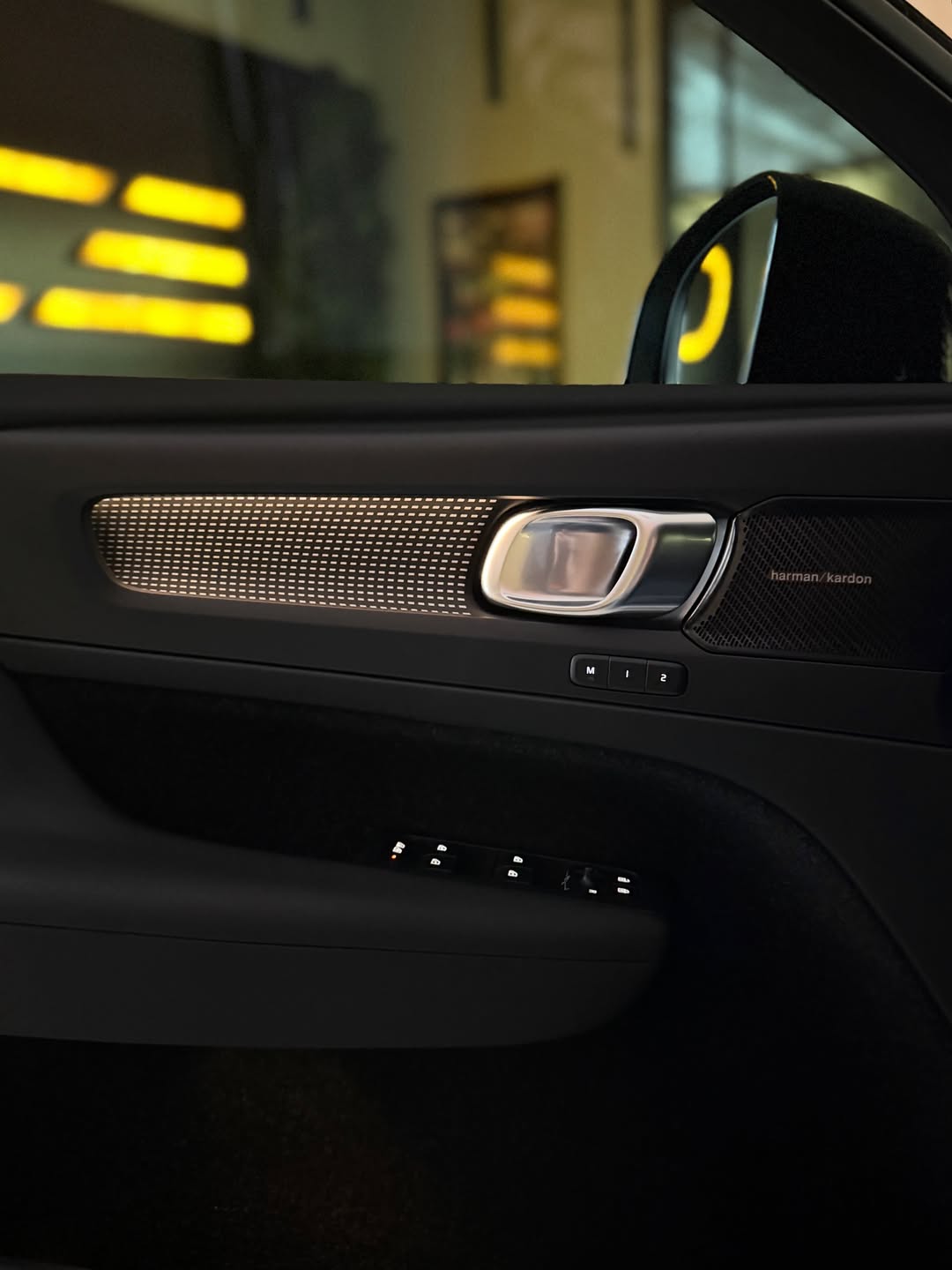 VOLVO XC-40 R-DESIGN - Imagem 12