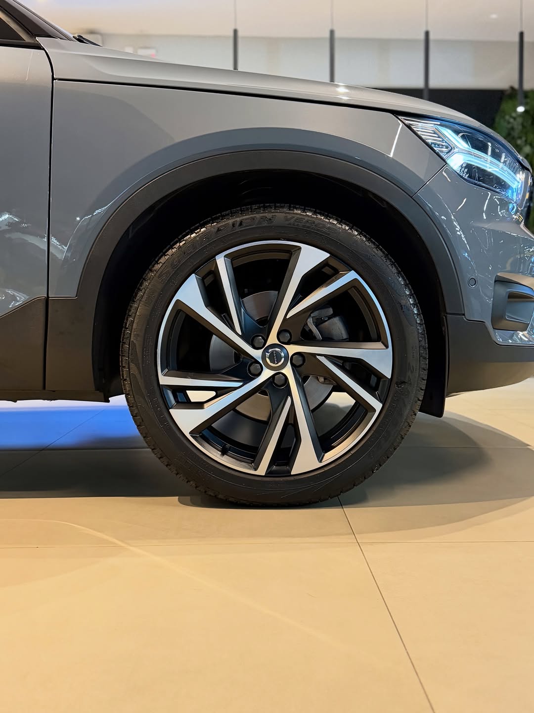 VOLVO XC-40 R-DESIGN - Imagem 17